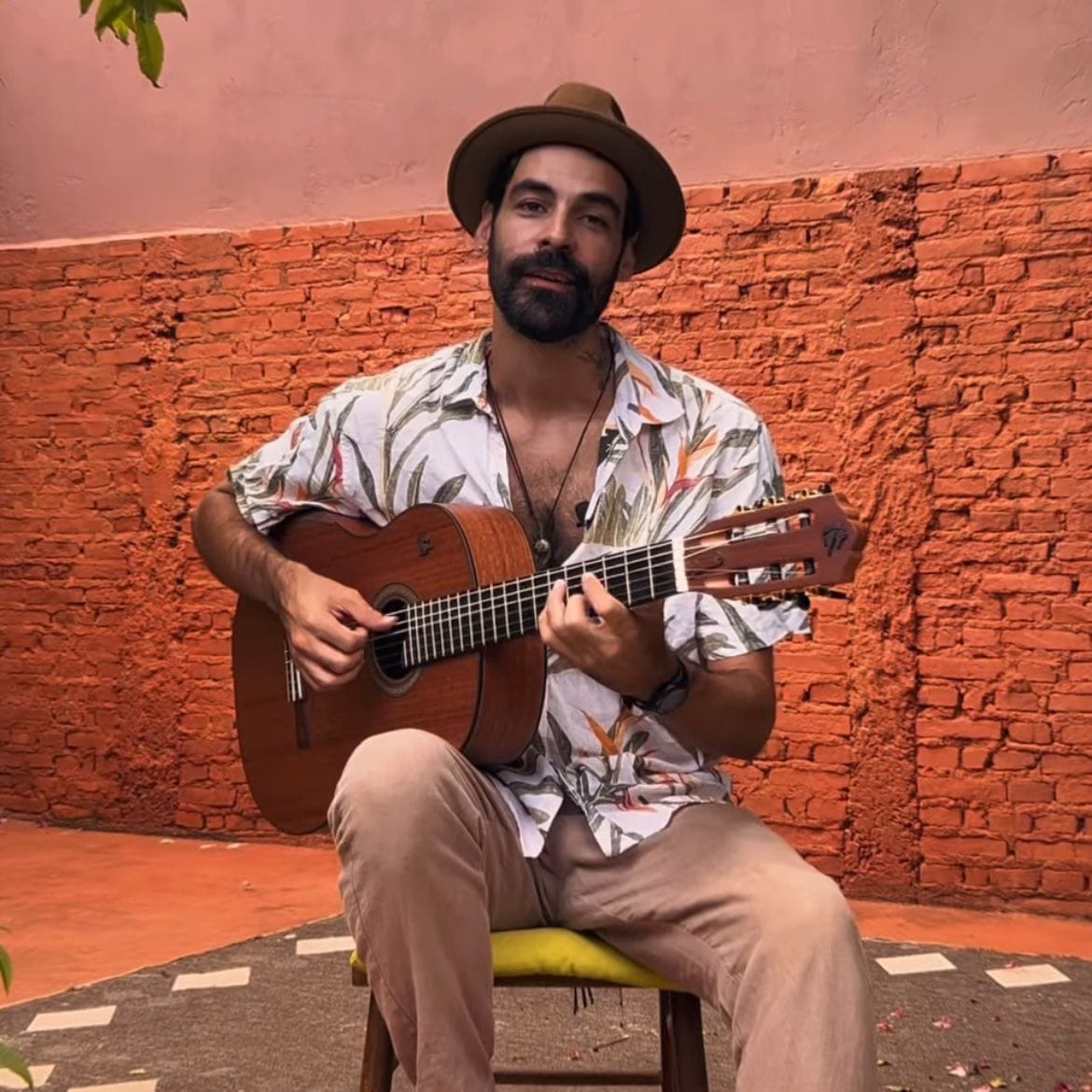 Vinicius Zurlo, notával cantor de barzinho, canta Te Desejo Vida, de Flávia Wenceslau