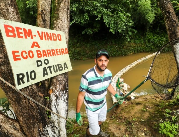ENOCK CAVALCANTI – Barreira de garrafas plásticas lançada pelo ecologista Diego Saldanha no rio Atuba, no Paraná, virou tecnologia social contra a poluição que precisa se multiplicar pelo Brasil